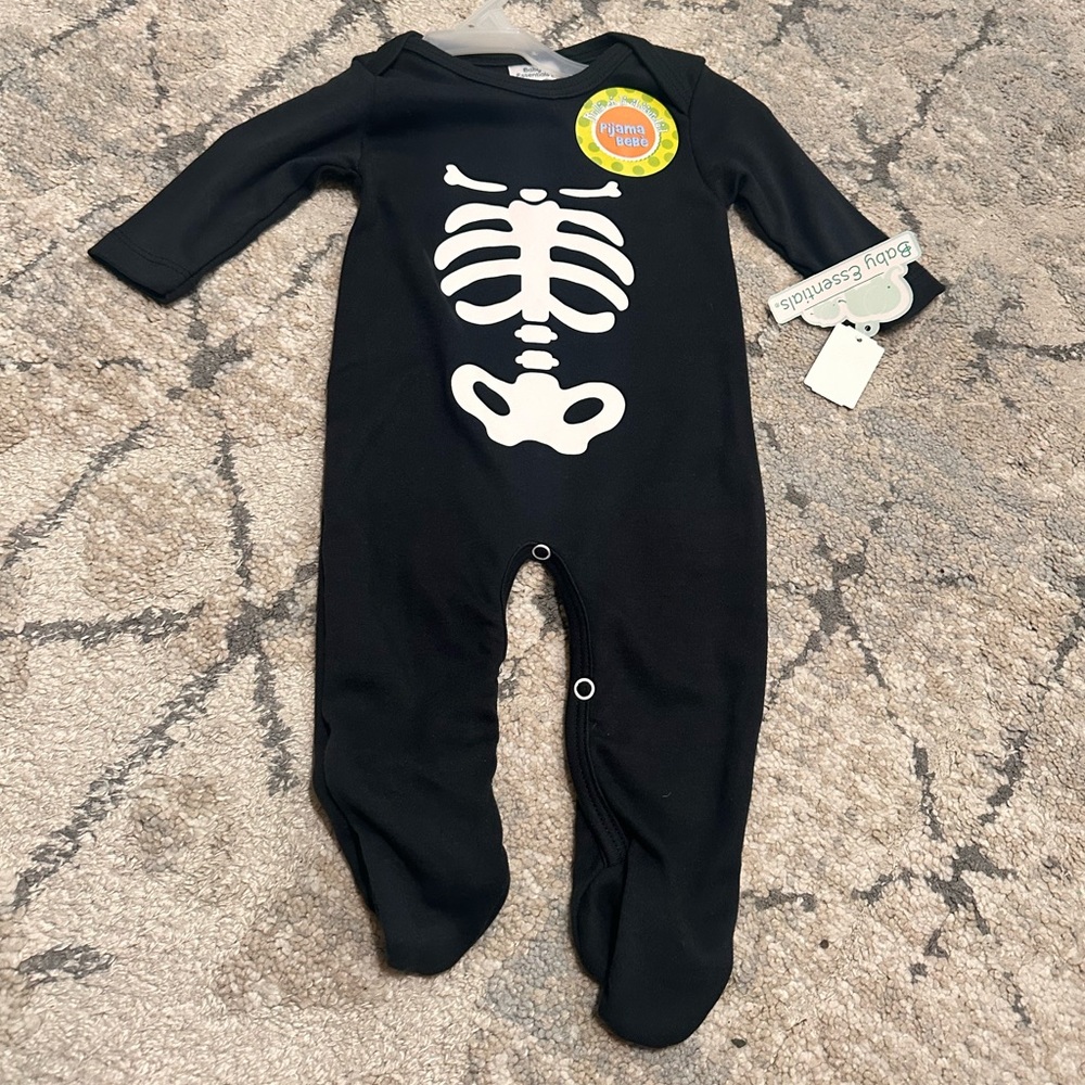 Baby skeleton print onesie 🎃